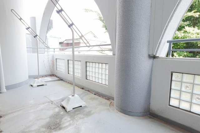 爽やかな風と陽光を感じられるバルコニー。室内に明るさと開放感をもたらします。