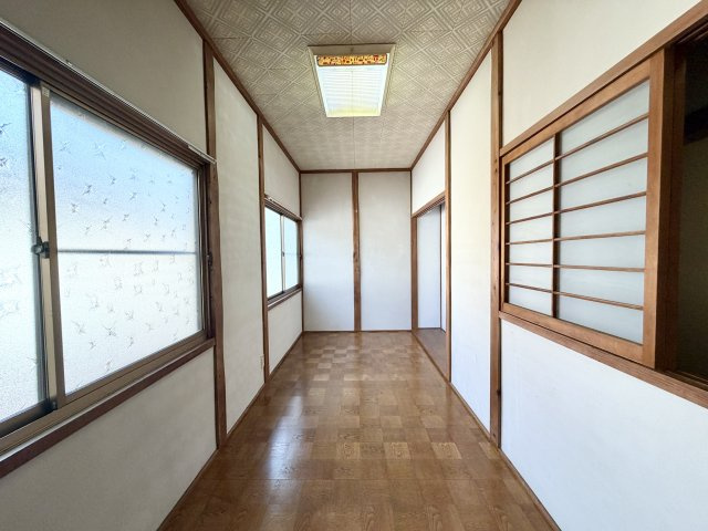 窓からの自然光が差し込む明るい廊下。奥行きがあり、各部屋へとスムーズにアクセスできます。木目の床と障子が和の趣を感じさせ、落ち着いた住空間を演出。毎日の移動も快適な設計です。