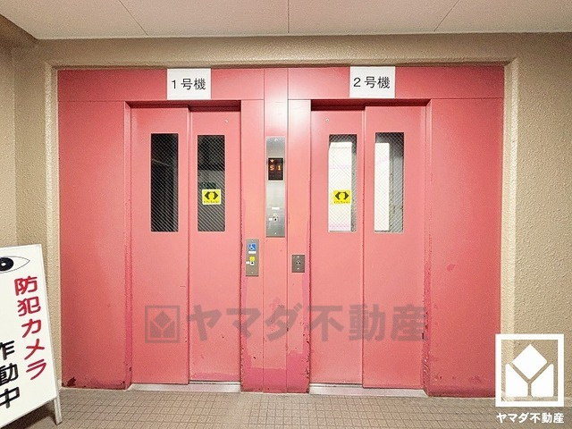 2基のエレベーターを設置し、待ち時間を短縮。快適な住まいへのアクセスをスムーズに。防犯カメラが設置されておりセキュリティにも配慮されています。