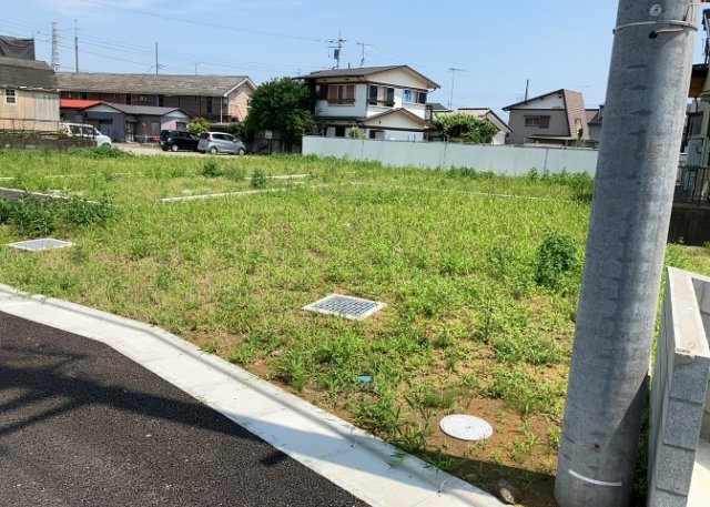 土地の形が極端に長細かったり、狭小地、あるいは道路との高低差がある傾斜地だった場合、後々売ろうとしても買い手がつかない場合もあります。後々、売却することになった時に価値の下がらない土地を選びましょう。
