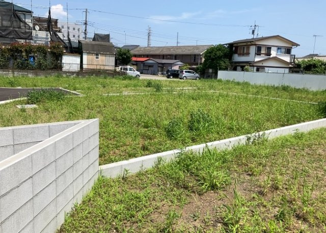 土地の面積＝住宅面積ではありません。建ぺい率の問題などで、土地のある場所によって住宅を建てられる面積は限られています。高さもしかり、「土地」という言葉の中には、建築条件も含まれると考えておきましょう。