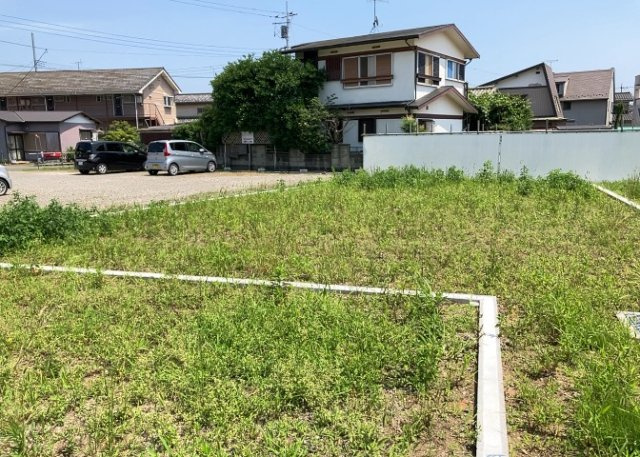 家を建てる場合、方位は要チェックです。現実的に日当たりのよい家ならばリビングは南側、建築基準法でも北側に当たる家への配慮は求められています。土地を見学に行く際は、方位磁針を持って行くようにしましょう。