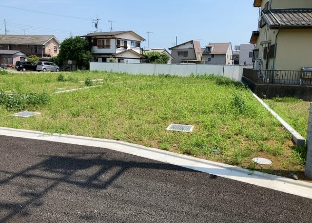 土地を買う際、住む地域の自治体や福祉の補助制度にも注目してみましょう。子供や老人の医療補助やゴミ出しのルールなど、自治体によってルールに大きな違いがあるため、暮らしやすい土地で判断するとよいでしょう。