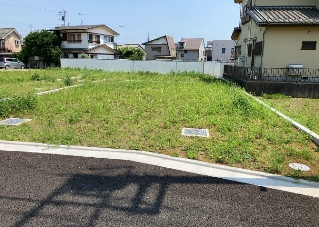 土地の前の道路に消火栓が設置されていることがあります。この場合、道路交通法第45条第1項により、駐車禁止の場所が指定されています。そのため、車庫などの駐車スペースをつくることができない場合があります。