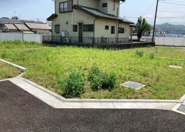 現地に行くなら、物件の周囲の地形がどうなっているかを見ることも大切です。周辺より低くなっている土地では、大雨などで水が集まりやすいため、地盤が弱くなっているということも考えられるため、注意が必要です。