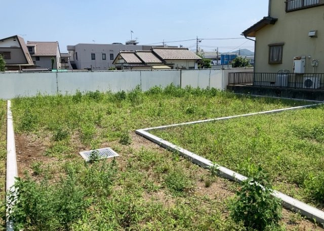 土地購入を検討されている場合、境界杭がない状態で購入してしまうと境界確定測量をする必要があり、費用がかかります。購入の前に、売主、隣土地所有者立ち合いのもと境界を確定し境界杭を設置するのがベストです。