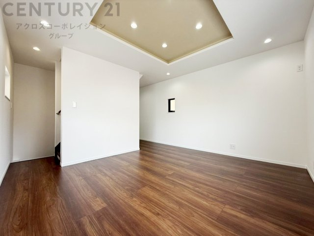 【ＬＤＫ】　ダウンライトが優しく照らすリビングとなります。3面採光と室内の明るいさも考慮した建物となっております。