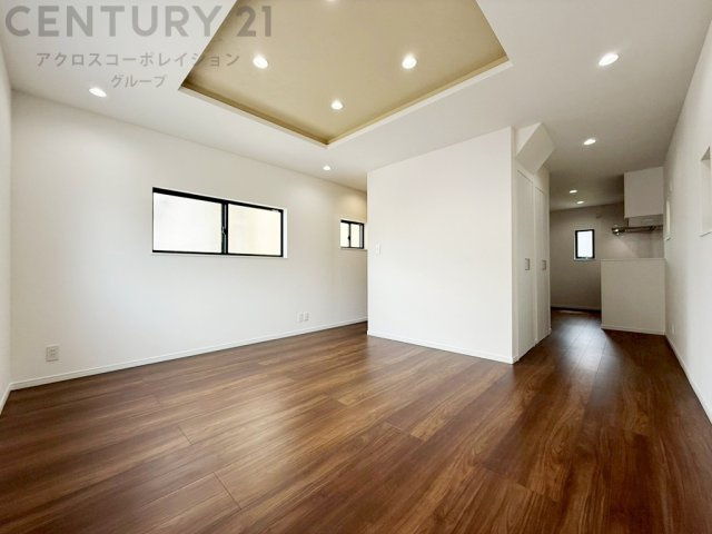 リビング階段設計となっており、家族皆様が自然とリビングスペースに集まります。大きな窓が設置されており、明るい日差しが入ります。リビングセットを置いても十分な広さが確保されています。　