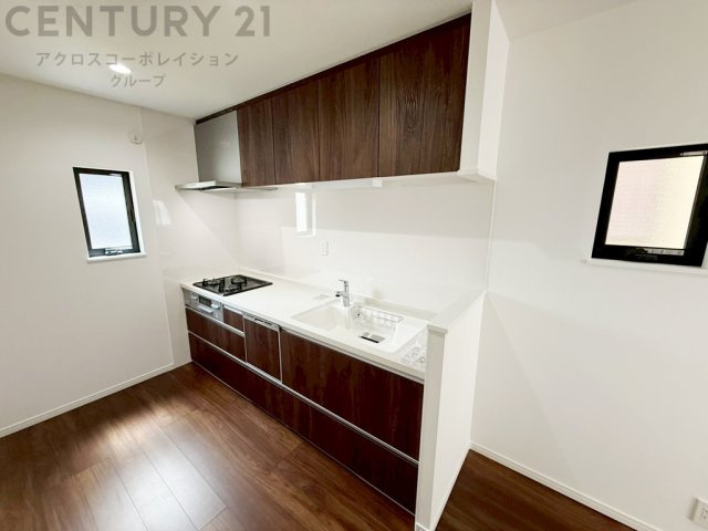 壁付けシステムキッチンはスペースの最大限の有効活用が可能で、動線がスムーズになり調理や準備が快適で効率的に行えます。収納スペースや吊り戸棚が設けられ、調理器具や食器類をスマートに収納できます。　