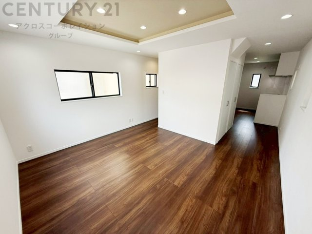 リビングダイニングは家族や友人とのコミュニケーションを楽しむ場所でくつろぎながら食事や会話を楽しめ、多目的に利用できリラックスできる空間です。家庭内の中心として機能し、快適な生活をサポートします。　