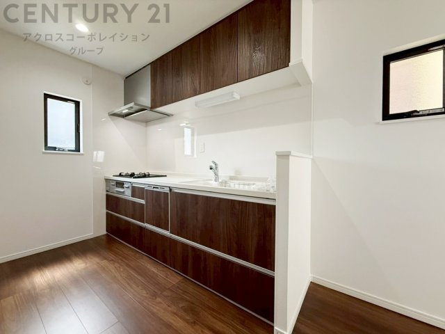 壁付けシステムキッチンはスペースの最大限の有効活用が可能で、動線がスムーズになり調理や準備が快適で効率的に行えます。収納スペースや吊り戸棚が設けられ、調理器具や食器類をスマートに収納できます。　