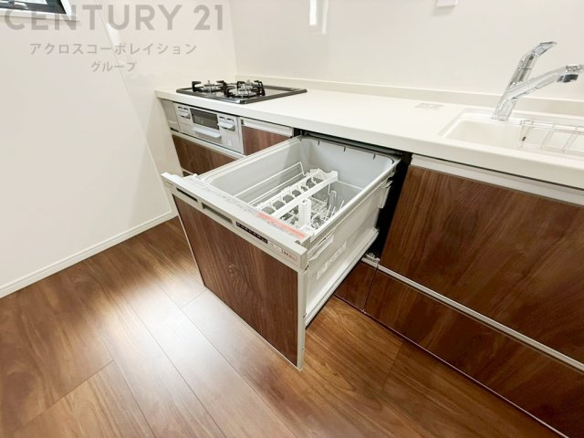 手洗いに比べて時間や労力を節約できることです。また、高温のお湯で洗浄されるため、雑菌や細菌を殺菌する効果もあります。さらに、乾燥機能があるため、手で拭く手間も省け衛生的に保管できます。　