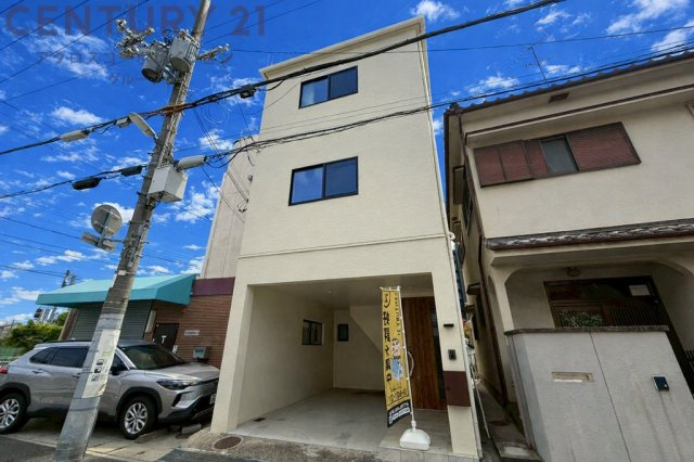 リノベーション物件のご紹介です。阪急武庫之荘駅とＪＲ立花駅の中間に位置し2沿線アクセス可能な立地です。3ＬＤＫ車庫付きの間取りで全室6帖以上のゆとりの設計となります。空き家につき即日ご見学が可能です。