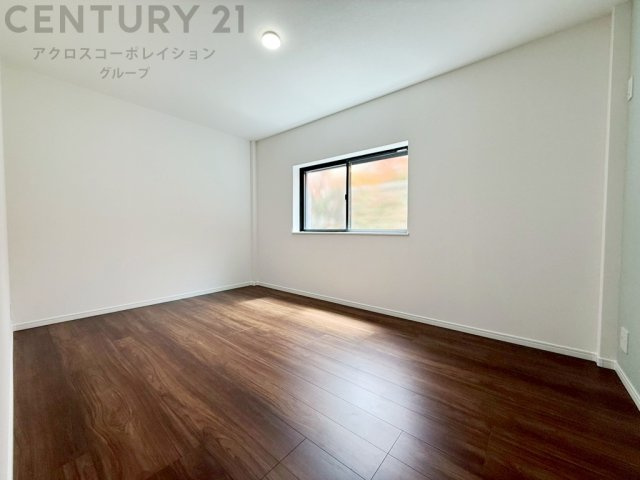 【1階　洋室6帖】　約6.7帖の広々したお部屋です。全室6帖以上のゆとりのプランニングとなっております。　木目調の木の温もりが伝わるフローリングセレクトです。