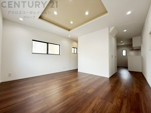 【ＬＤＫ】　デザイン折り上げ天井づくりで開放感があるリビング設計となります。　約15.3帖の広々としたＬＤＫです。