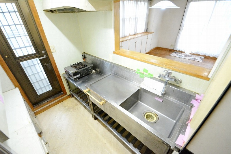 作業をしつつお子様の様子も見守れる対面式キッチン。