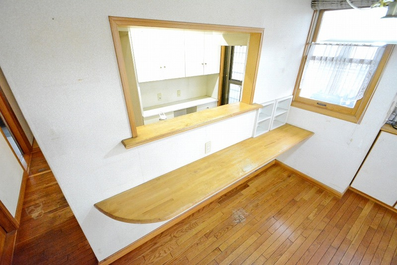 配膳や後片付け、ちょっとした書き物に便利なカウンター付。