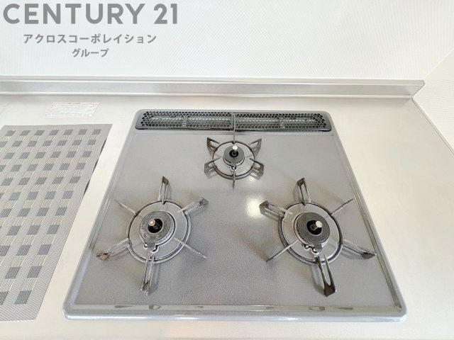 多数の調理器具を同時に使用でき、料理の効率化が可能。省エネで節約になり、様々な料理スタイルに適応できます。また、火力調整が独立しており、手入れや掃除もしやすく、今よりもっとお料理が楽しくなるかも。