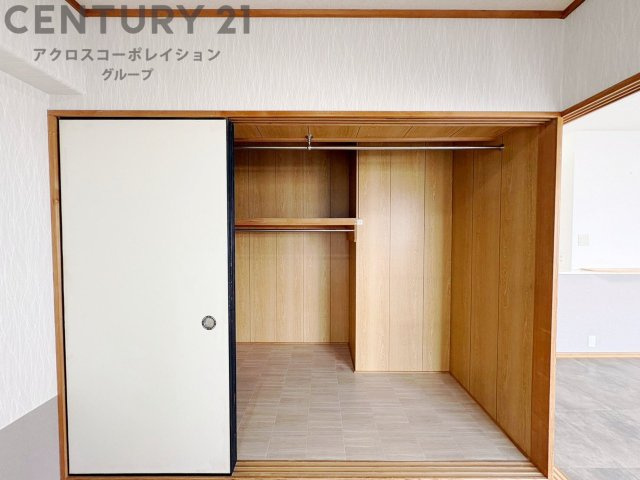 押入れは季節の衣類、寝具などを収納できます。伝統的な美しさと実用性が融合し、収納物を保護する調湿・換気効果があります。使い方によっては書類や小物なども効果的に整理でき空間を有効活用できます。