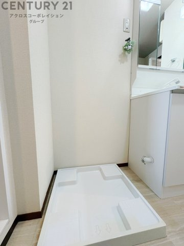洗濯物の仕分け作業がしやすく、整理整頓が容易になります。洗濯音や湿気を他の部屋に持ち込まず、生活環境を快適に保ちます。上部を活用すれば収納スペースを確保でき洗剤や洗濯用品の整理もしやすくなります。