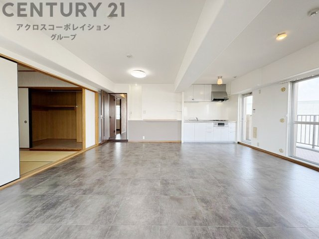 リビングダイニングは家族や友人とのコミュニケーションを楽しむ場所でくつろぎながら食事や会話を楽しめ、多目的に利用できリラックスできる空間です。家庭内の中心として機能し、快適な生活をサポートします。