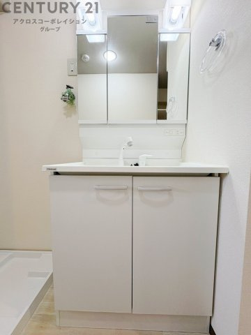 化粧品や洗顔料、歯ブラシなどの必需品をまとめて置ける収納スペースがあり、使用するたびに取り出す手間が省けます。また、水回りのため、濡れても大丈夫な素材が使用されており、お手入れが簡単です。