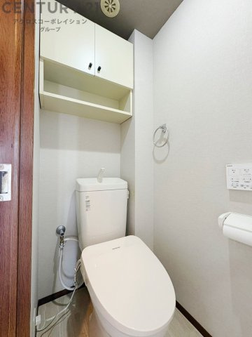 温水洗浄便座付トイレは温水洗浄機能により、暖かい水でおしりを洗浄することができ、冷たい水を使う従来の便座に比べ、温水洗浄機能で暖かいトイレを提供し、快適な使用を可能にします。