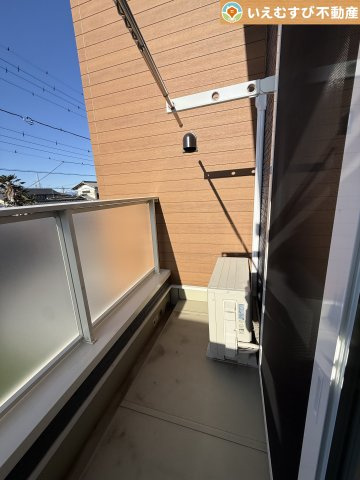 ゆとりの広さのバルコニー　採光たっぷりなのでお洗濯ものが乾きやすい♪おふとんを干すにも余裕の広さ！