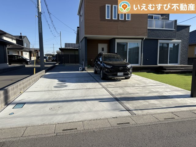 4台駐車可能なゆとりのカースペース　複数台車をお持ちでも、お友達が遊びに来てもゆとりの駐車スペース！