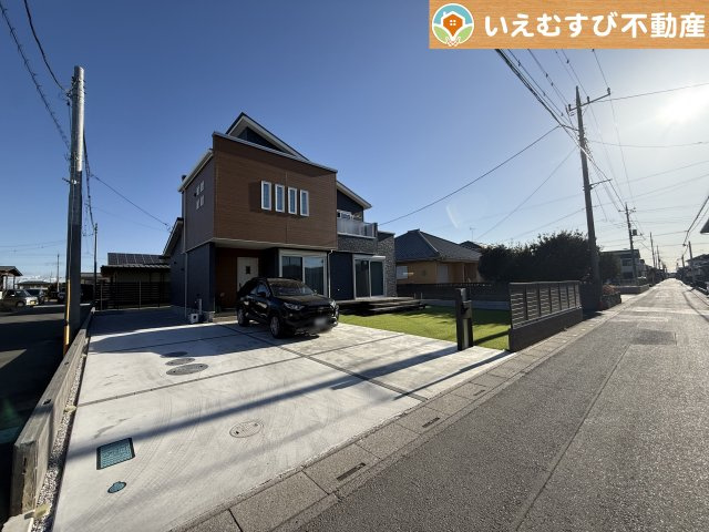 充分な広さの前面道路　間口が広くお車の出し入れも問題なく行えるスペースが確保されています♪