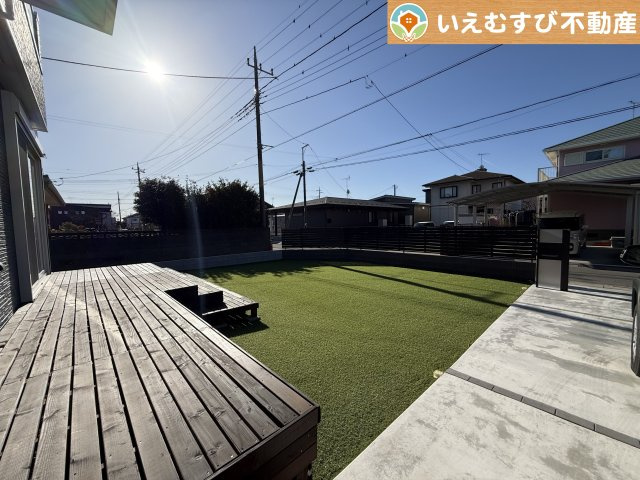 庭に面した広々ウッドデッキ付きが嬉しい！　お庭で遊ぶお子様の様子を眺めながらお茶をしたり、BBQをしたりと楽しみ色々！