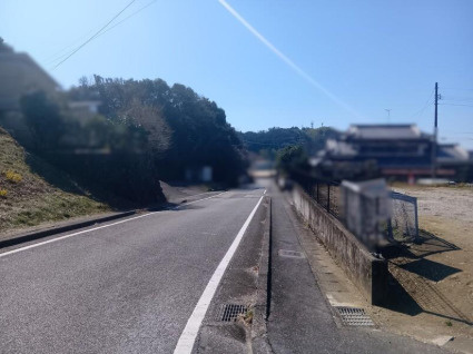 緩やかな坂に位置し、心地よい風と陽光が抜けるロケーション。