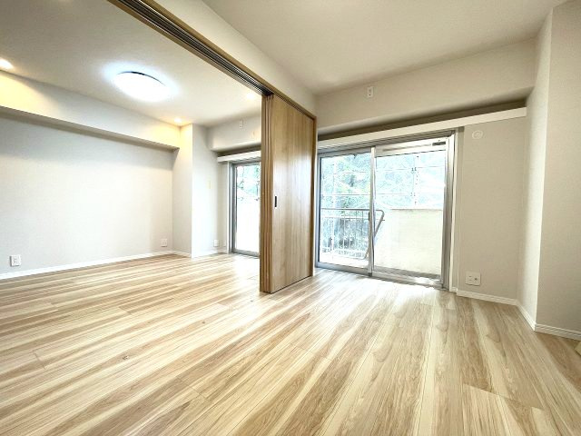 LD横の洋室は、扉を開けて解放感ある空間に。　