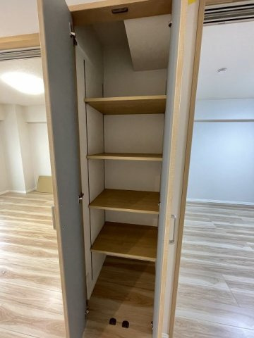 リビングにある収納。散らかしやすい書類や小物、掃除用具入れとしても！　