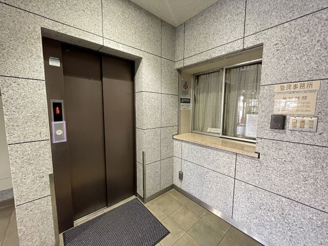 重たい荷物を持っていても、エレベーターがあれば安心です。　
