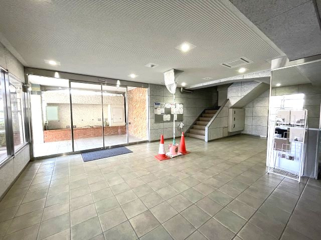 明るく広々としたエントランスが迎えてくれます。　