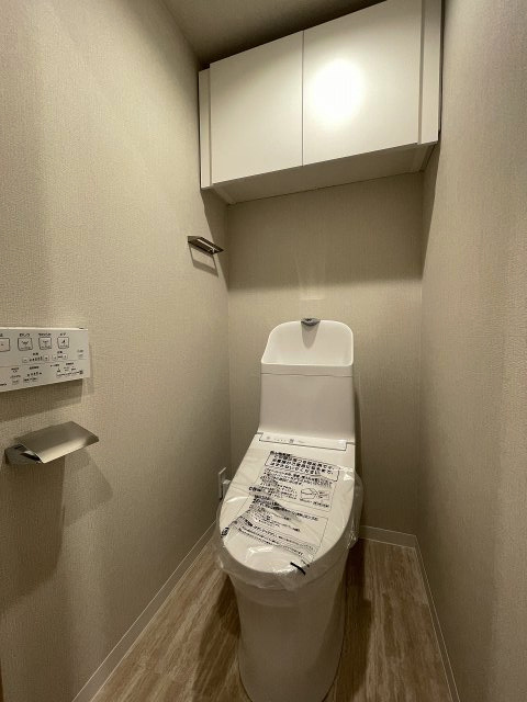 温水洗浄便座付きの清潔感あるトイレは、落ち着いた空間に。　