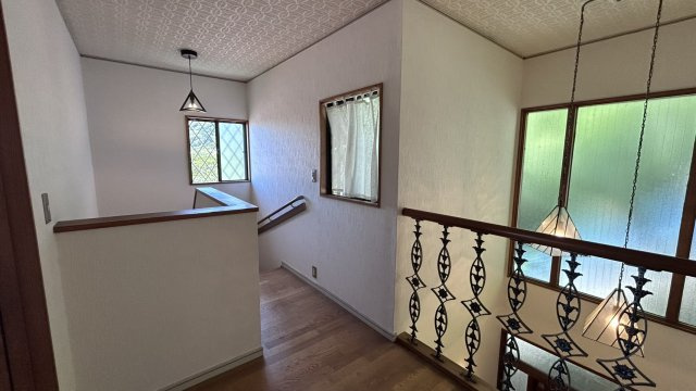 2階の踊り場です。吹き抜け部分とデザイン性のある柵で素敵な一角になっておりまうす。