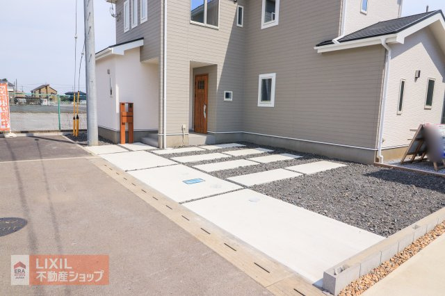 現地完成写真。ゆったりとした駐車スペースです。
