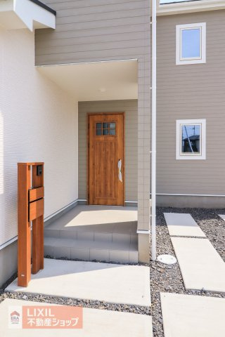 現地完成写真。ゆったりとした玄関。奥行きのあるポーチで雨の日も安心です。