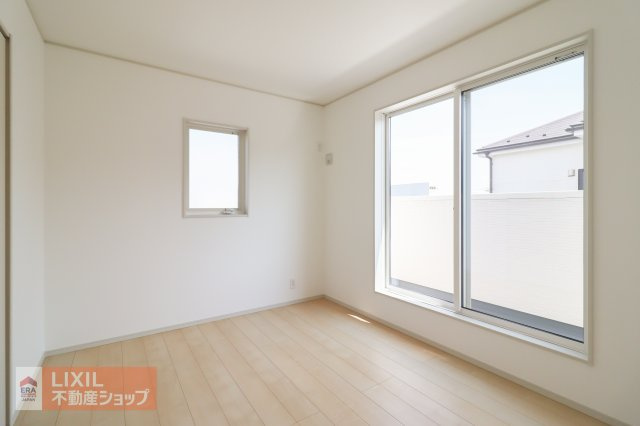 現地完成写真。明るい採光の入る主寝室です。