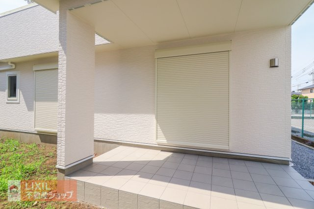 現地完成写真。1階リビングには雨風の強い日にも役立つ防犯シャッターがついています。