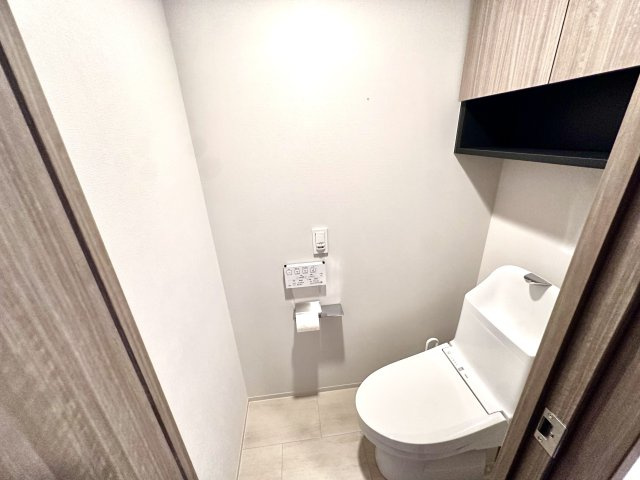吊戸棚付きで、トイレットペーパーや掃除用具もすっきり収納。