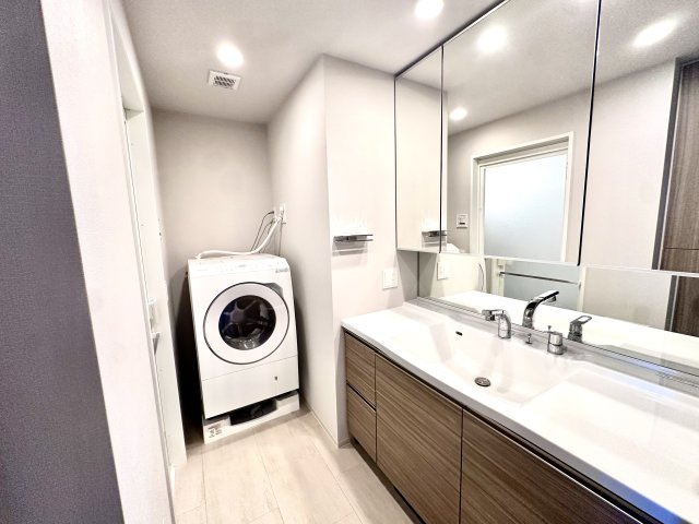忙しい朝もストレスなく使える、ゆとりある洗面スペース。※家具家電・調度品は販売価格に含まれません。