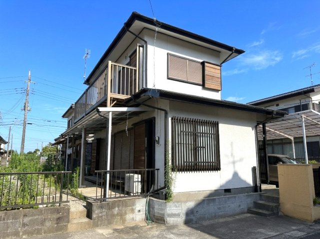 陽当たり良好な2階建て。バルコニー付きで洗濯も快適。