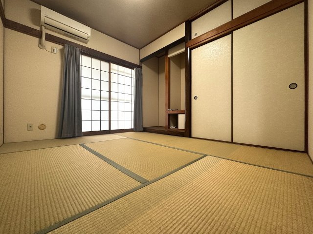 リビング横の和室はお子様のお昼寝ゾーンやおもちゃゾーンとしても活躍。お子様が大きくなったあとは、家事スペースや趣味のお部屋としてもオススメです。
