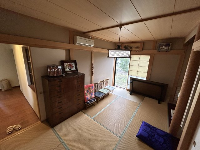 7.5帖の和室。目透かし天井もオシャレです。　