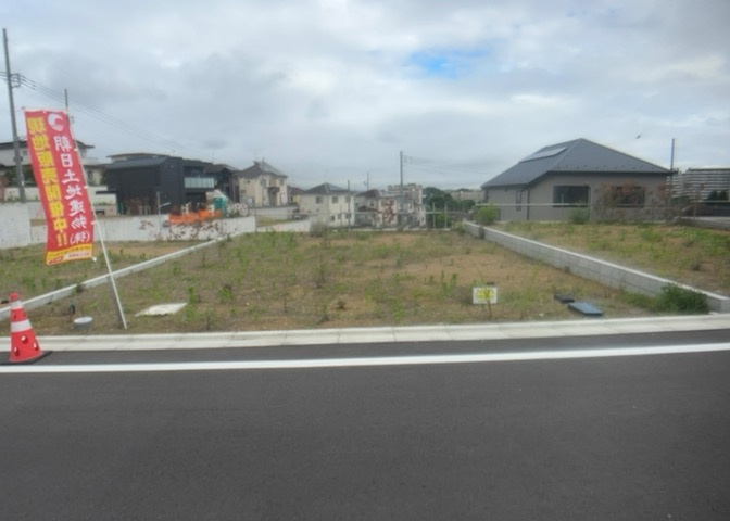土地の面積＝住宅面積ではありません。建ぺい率の問題などで、土地のある場所によって住宅を建てられる面積は限られています。高さもしかり、「土地」という言葉の中には、建築条件も含まれると考えておきましょう。