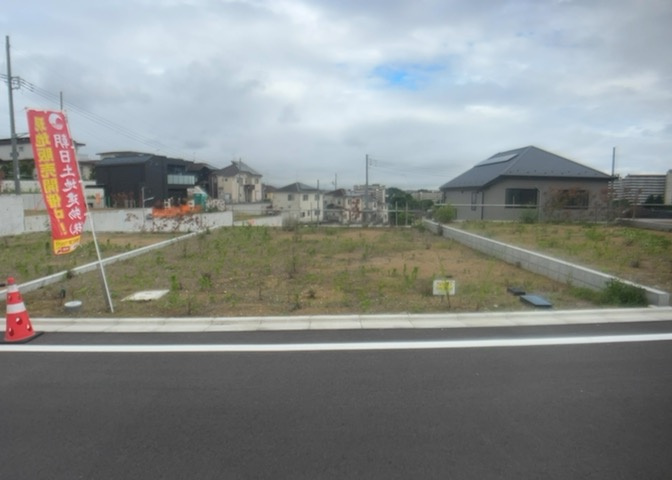 家を建てる場合、方位は要チェックです。現実的に日当たりのよい家ならばリビングは南側、建築基準法でも北側に当たる家への配慮は求められています。土地を見学に行く際は、方位磁針を持って行くようにしましょう。