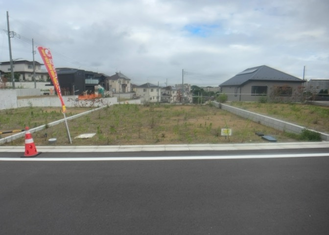 土地を買う際、住む地域の自治体や福祉の補助制度にも注目してみましょう。子供や老人の医療補助やゴミ出しのルールなど、自治体によってルールに大きな違いがあるため、暮らしやすい土地で判断するとよいでしょう。